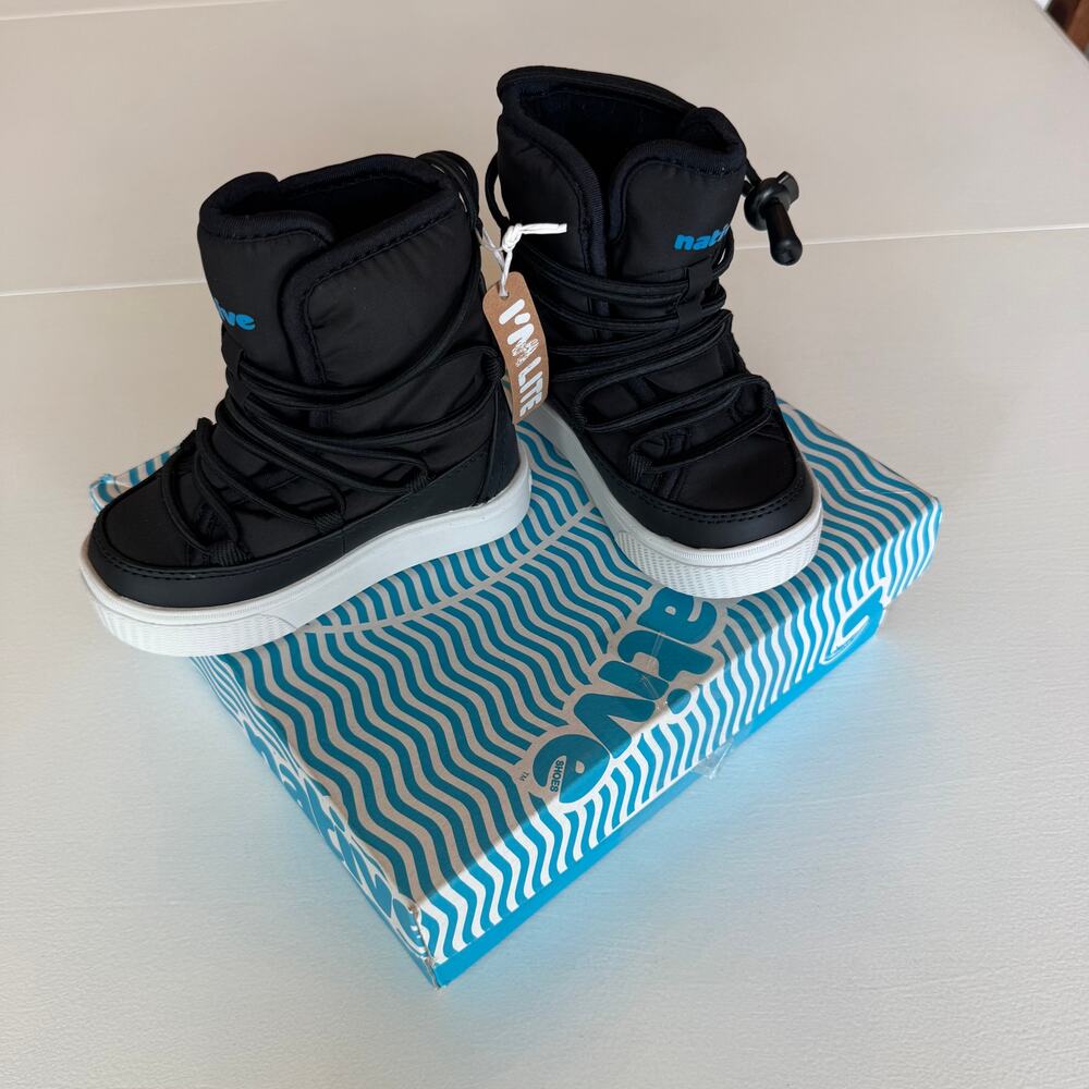 Native Shoes Chamonix Snow Boots New in Box Black White Childs Size 7 Waterproof